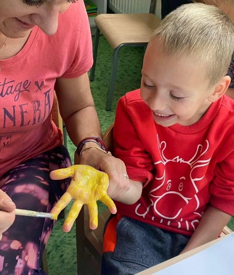 Pomalowana dłoń dziecka